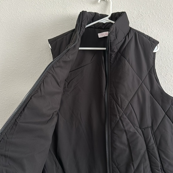 Pink Lily MOUNTAINSIDE MOMENT BLACK QUILTED PUFFER VEST - Picture 8 of 10